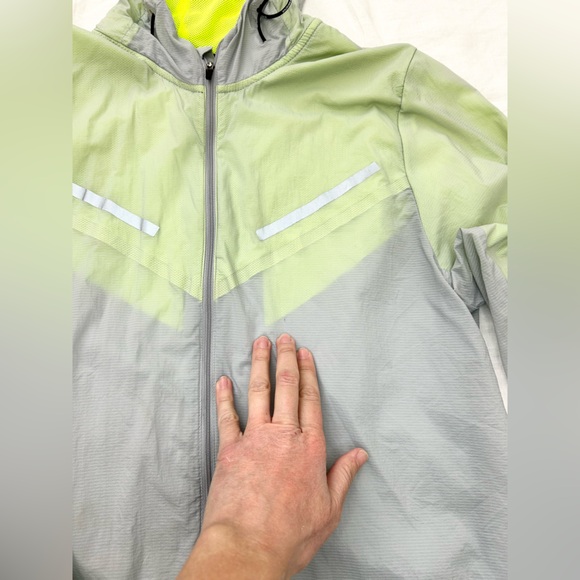 Nike Men's Cyclone Light Weight Jacket Running Hoodie Packable Grey/Green - Picture 11 of 13